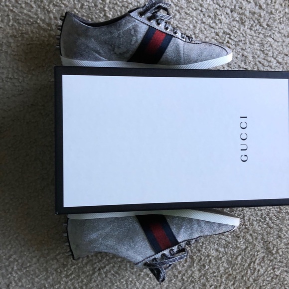 Size 9 , I got a couples girls with this shoes - Picture 3 of 4